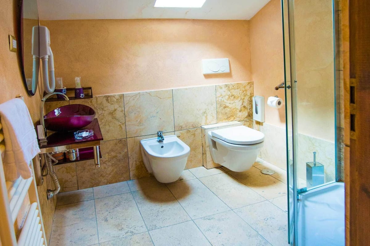 chalet il cristallo - camera ametista | bathroom | shower, hair dryer, bidet, towels