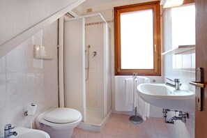 Quadruple Room, Terrace, Canal View | Bathroom - Ca' delle Acque (Venice)