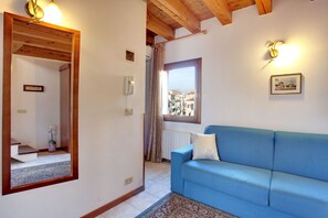 Quarto quádruplo, terraço, vista para o canal | Sala de estar | TV