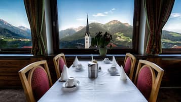 Petit déjeuner buffet (18 EUR par personne)