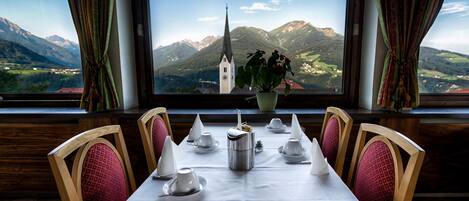 Café da manhã com buffet todos os dias (EUR 18 por pessoa)