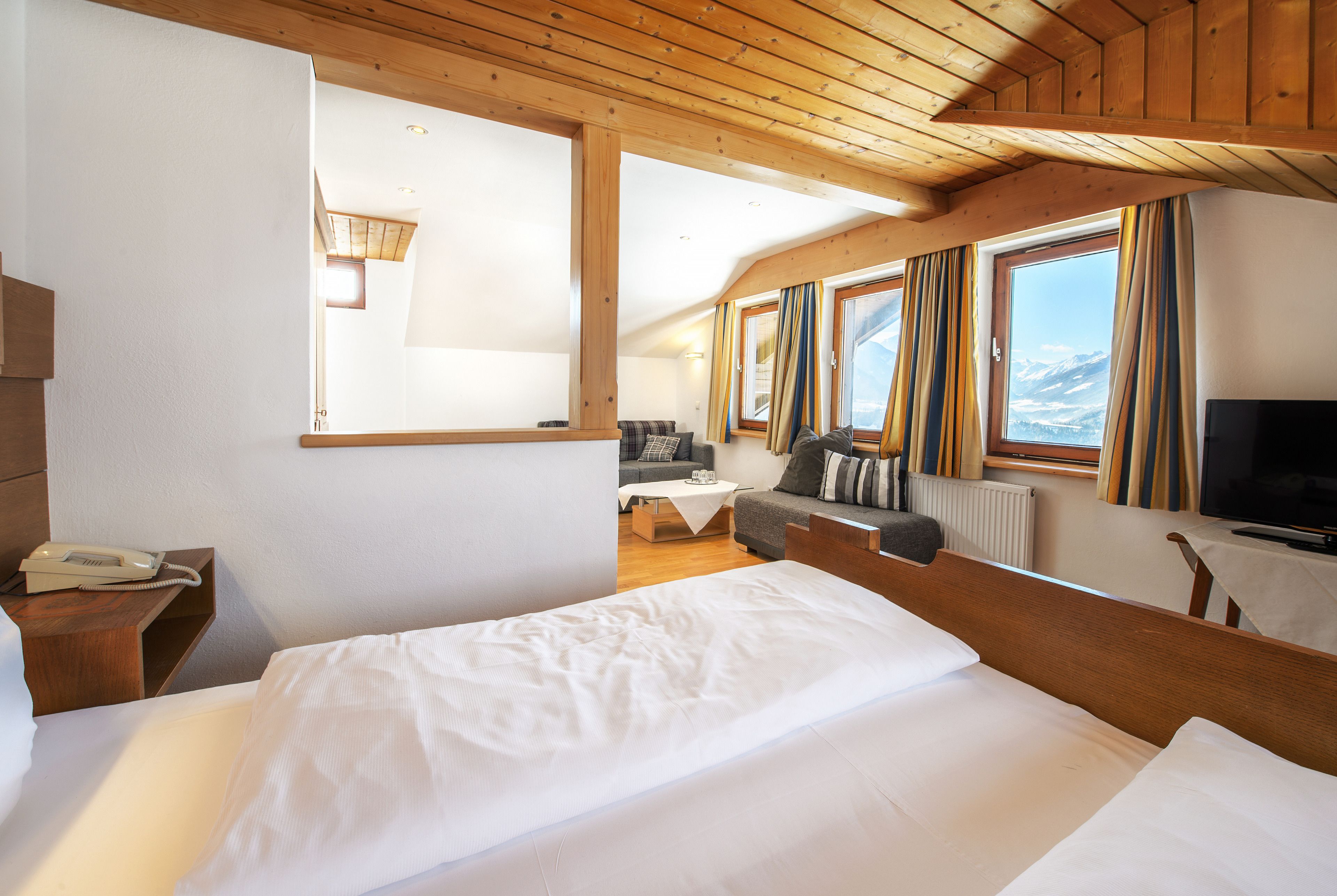 family room, connecting rooms | premium bedding, desk, free wifi, bed sheets