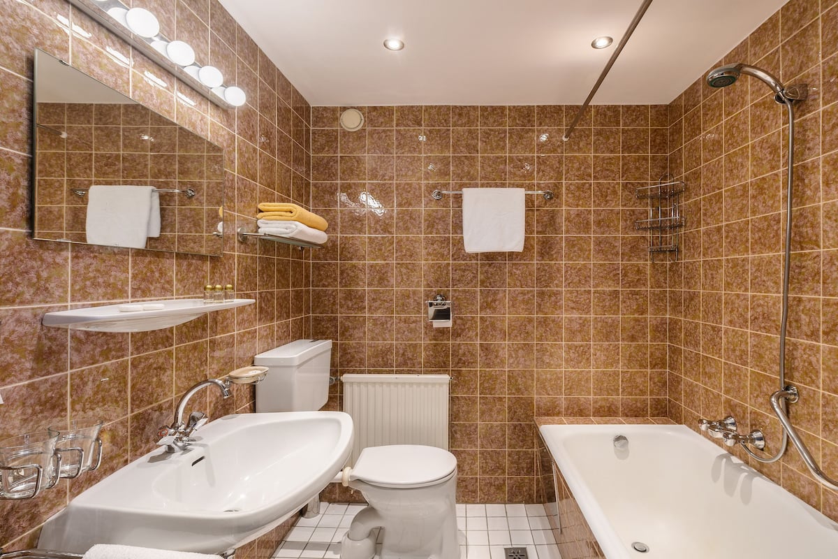 deep-soaking bathtub