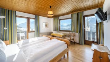 Habitación doble, balcón, vistas a la montaña | Ropa de cama de alta calidad, escritorio, wifi gratis y ropa de cama