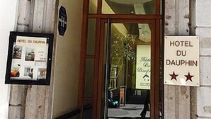 The entrance to Hotel Du Dauphin with a green awning and a signboard. - Hôtel du Dauphin (Lyon)