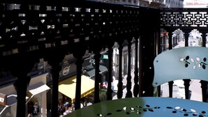 A view of a building with ornate balconies and a green metal structure in the foreground. - Hôtel du Dauphin (Lyon)