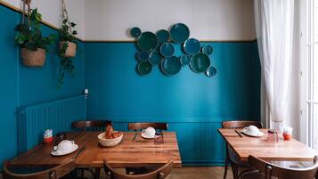 Tägliches Frühstücksbuffet (11 EUR pro Person)