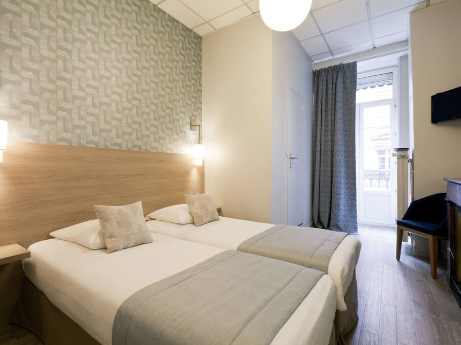 Superior Room, 1 Double or 2 Twin Beds | Iron/ironing board, free WiFi