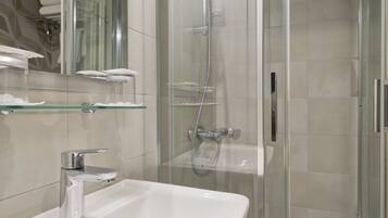 Chambre Supérieure, 1 lit double ou 2 lits jumeaux | Salle de bain | Articles de toilette gratuits, sèche-cheveux, serviettes fournies