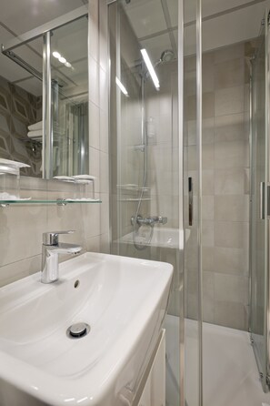 Superior Room, 1 Double or 2 Twin Beds | Bathroom | Free toiletries, hair dryer, towels - Hôtel du Dauphin (Lyon)