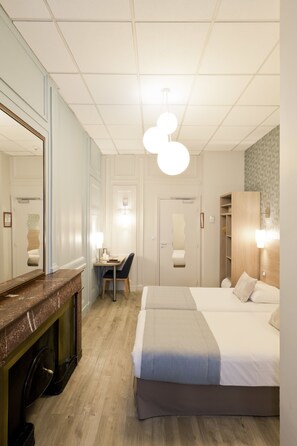 Iron/ironing board, free WiFi - Hôtel du Dauphin (Lyon)