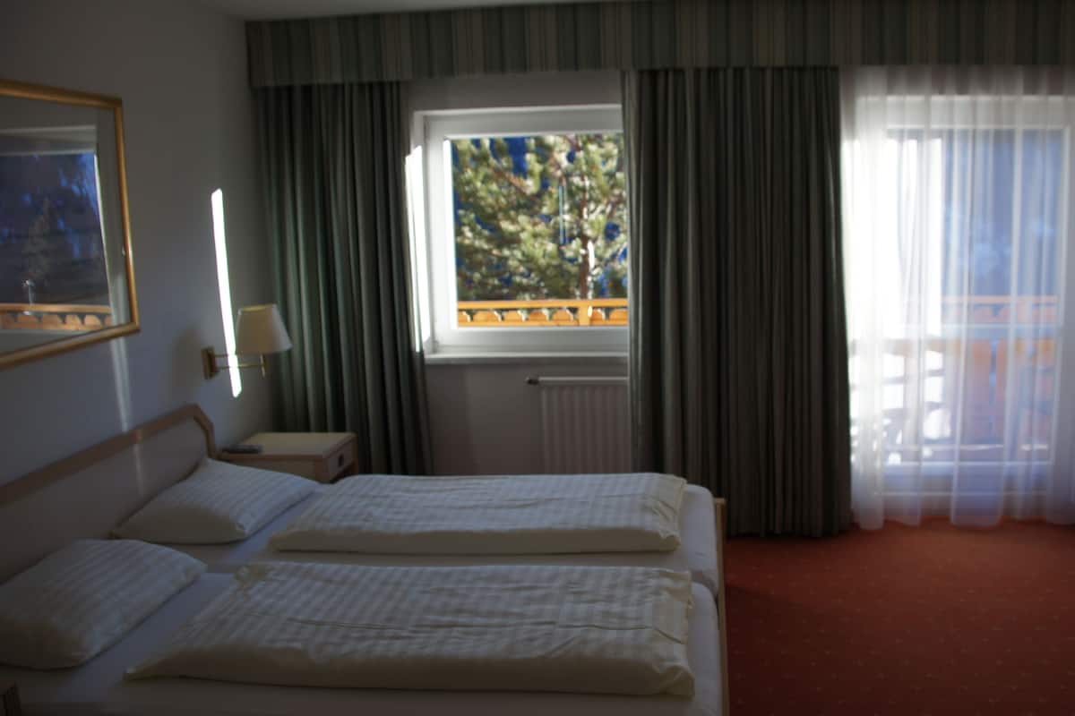 Family Triple Room, Mountain View | Peti besi dalam bilik, seterika/papan seterika, katil bayi/kot