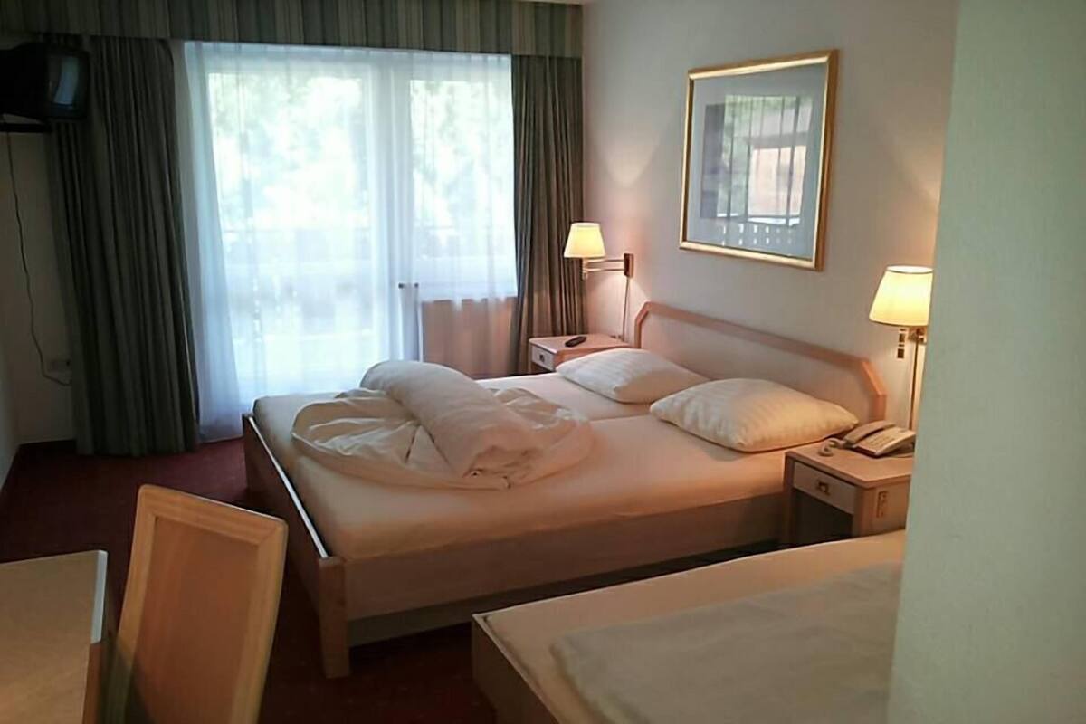 Een kluis op de kamer, een strijkplank/strijkijzer, babybedden