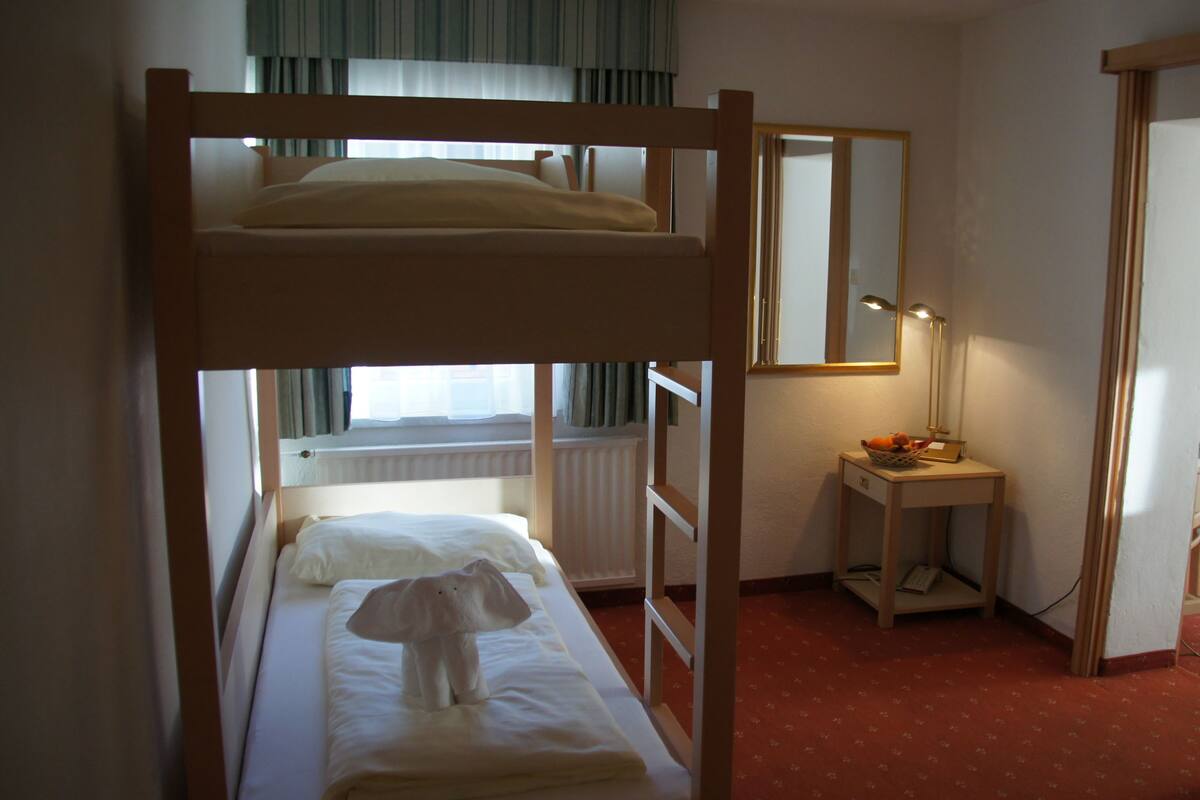 Een kluis op de kamer, een strijkplank/strijkijzer, babybedden