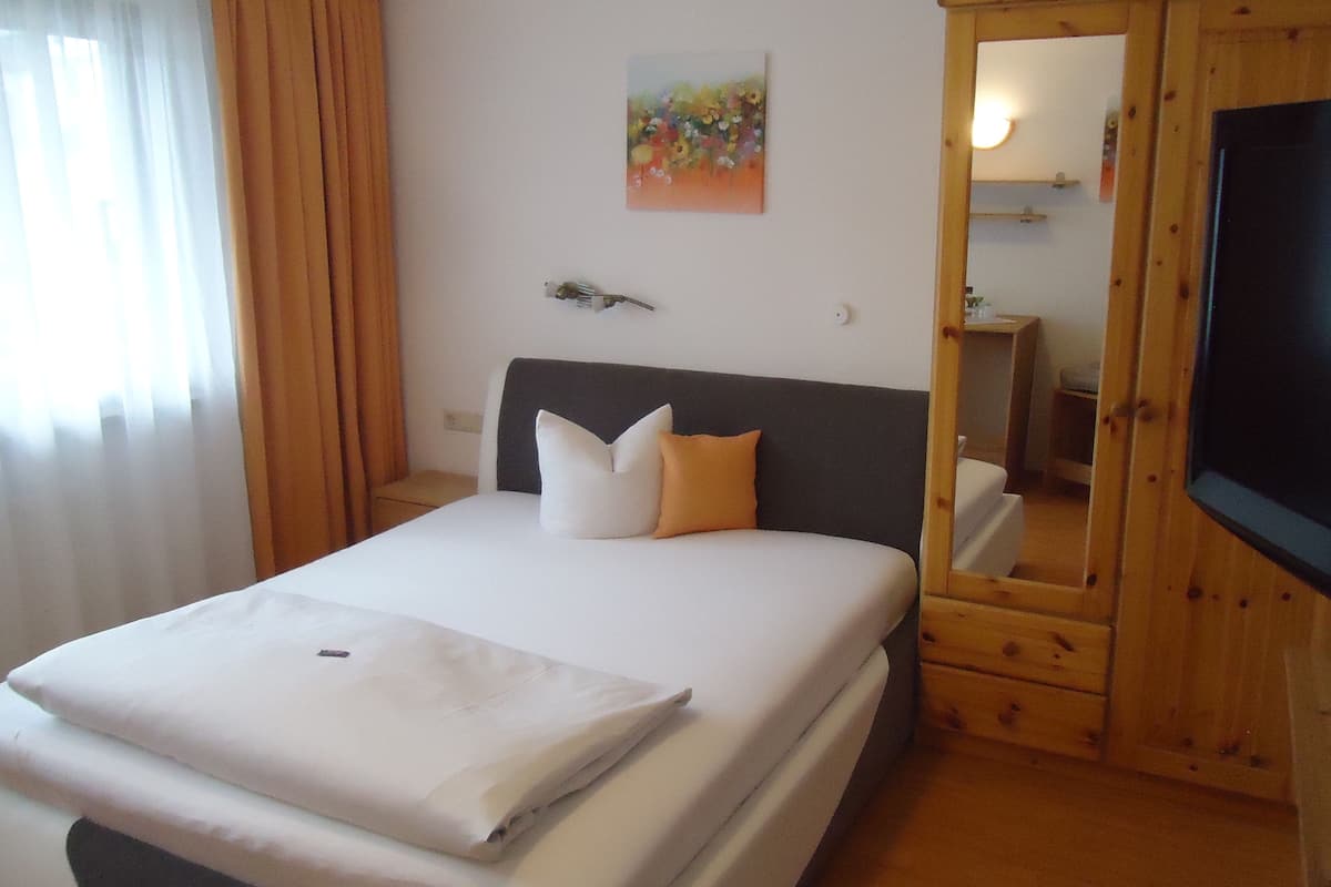 Single Room | In-room safe, desk, iron/ironing board, free WiFi
