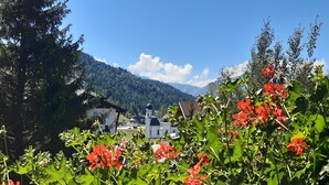 Un paysage de montagne avec une église et des bâtiments en arrière-plan.