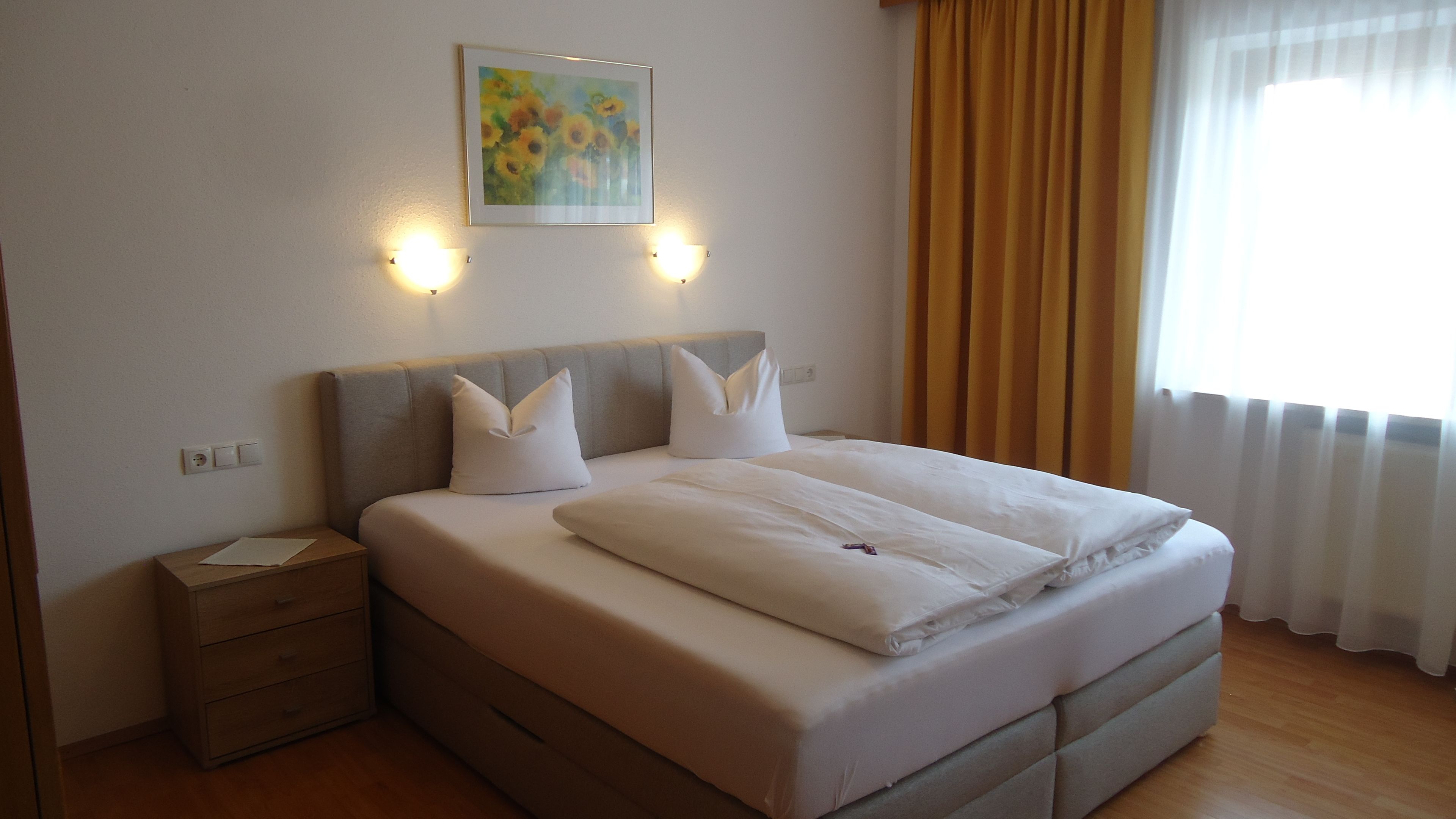 Driepersoonskamer, uitzicht op bergen | Een kluis op de kamer, een bureau, een strijkplank/strijkijzer