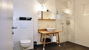 Apartment, Balcony (3 Persons) | Bathroom | Shower, towels