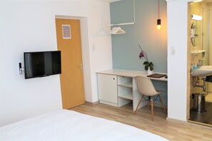 32-inch flat-screen TV with cable channels - Hotel Sonnenhof - bed & breakfast & appartements (Innsbruck)