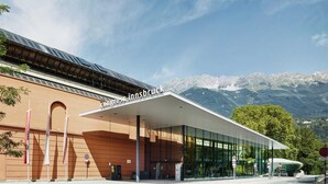 A modern building with a glass facade and a sign reading "Congress Innsbruck". - Hotel Sonnenhof - bed & breakfast & appartements (Innsbruck)