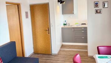 Muebles diferentes, cortinas blackout y tabla de planchar con plancha