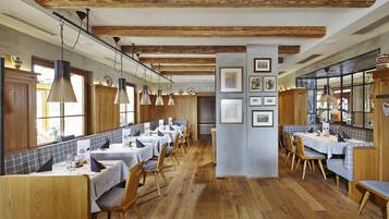 Petit déjeuner et déjeuner servis sur place, restauration en plein air