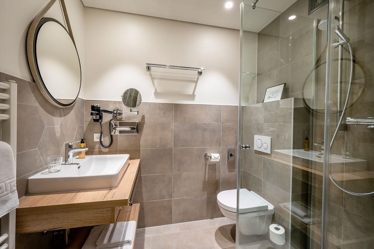 comfort single room | bathroom | shower, free toiletries, hair dryer, towels