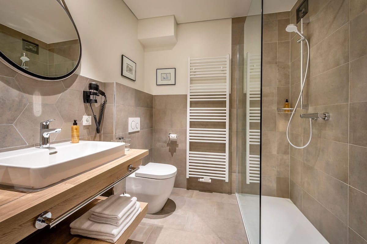 comfort double room | bathroom | shower, free toiletries, hair dryer, towels