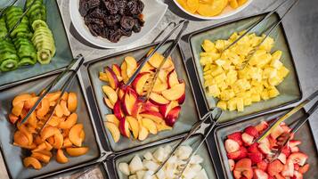 Un buffet proposant une variété de fruits et de légumes.