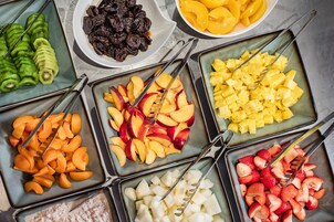 Un bufé con diversas frutas y verduras.