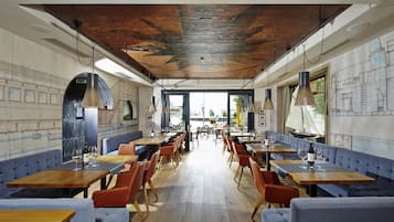 Se sirven desayunos y cocina local, restaurante con mesas al aire libre