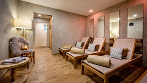 A hotel room with wooden furniture, a lamp, and a mirror. - Hotel Klingler (Eben am Achensee)