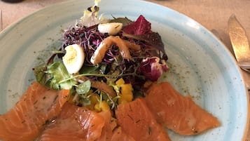 Ze serveren er ontbijt, lunch en diner