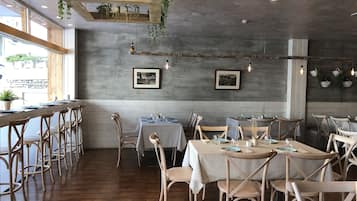 Ze serveren er ontbijt, lunch en diner