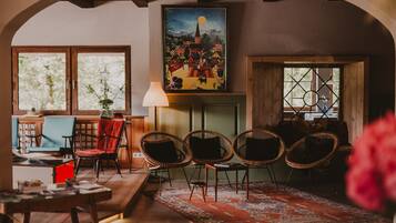 Coin salon dans le hall