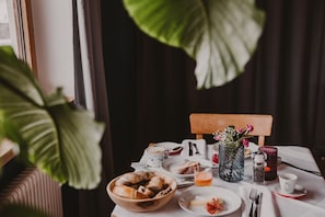 Free daily buffet breakfast