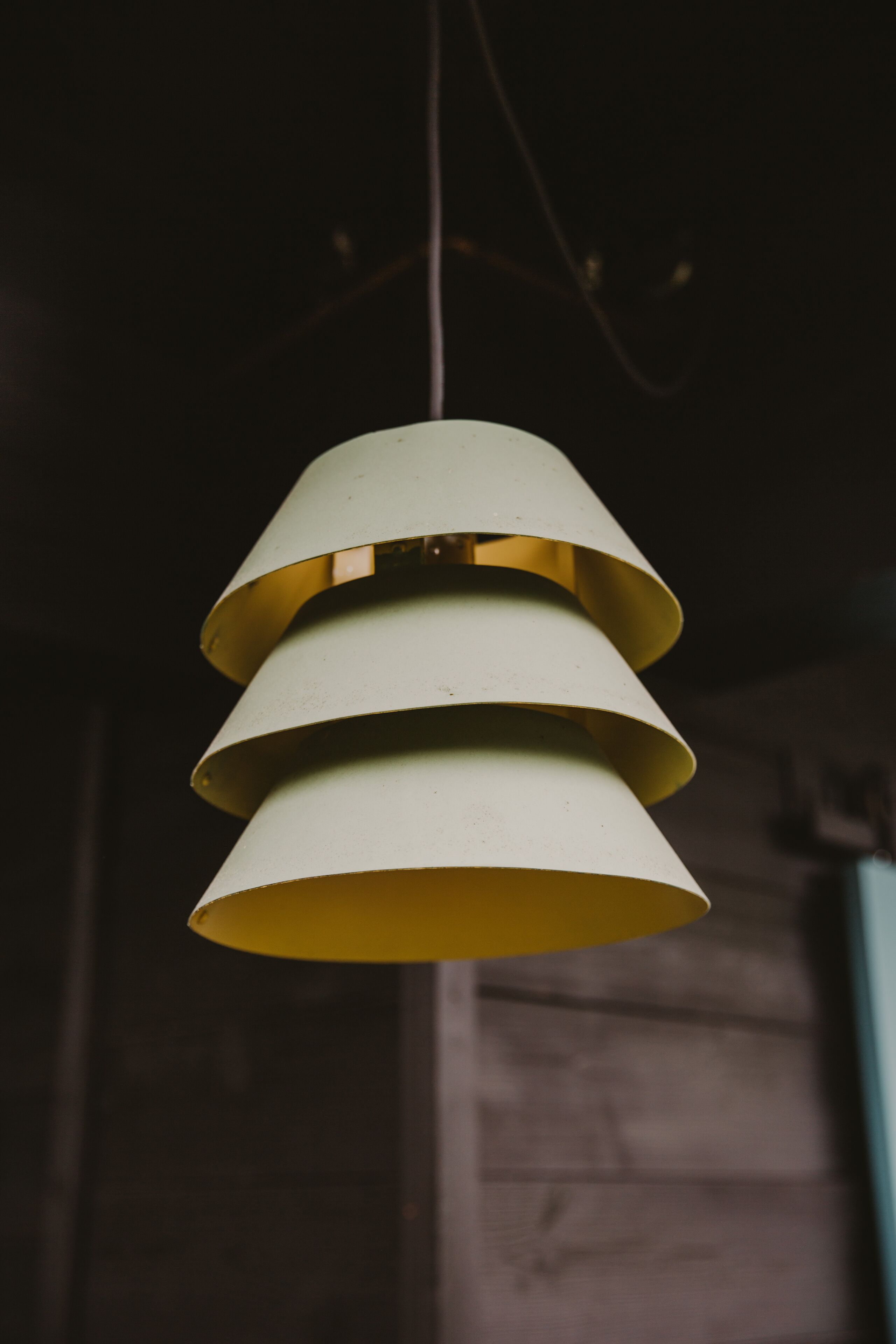 Eine Pendelleuchte mit konischem Design.