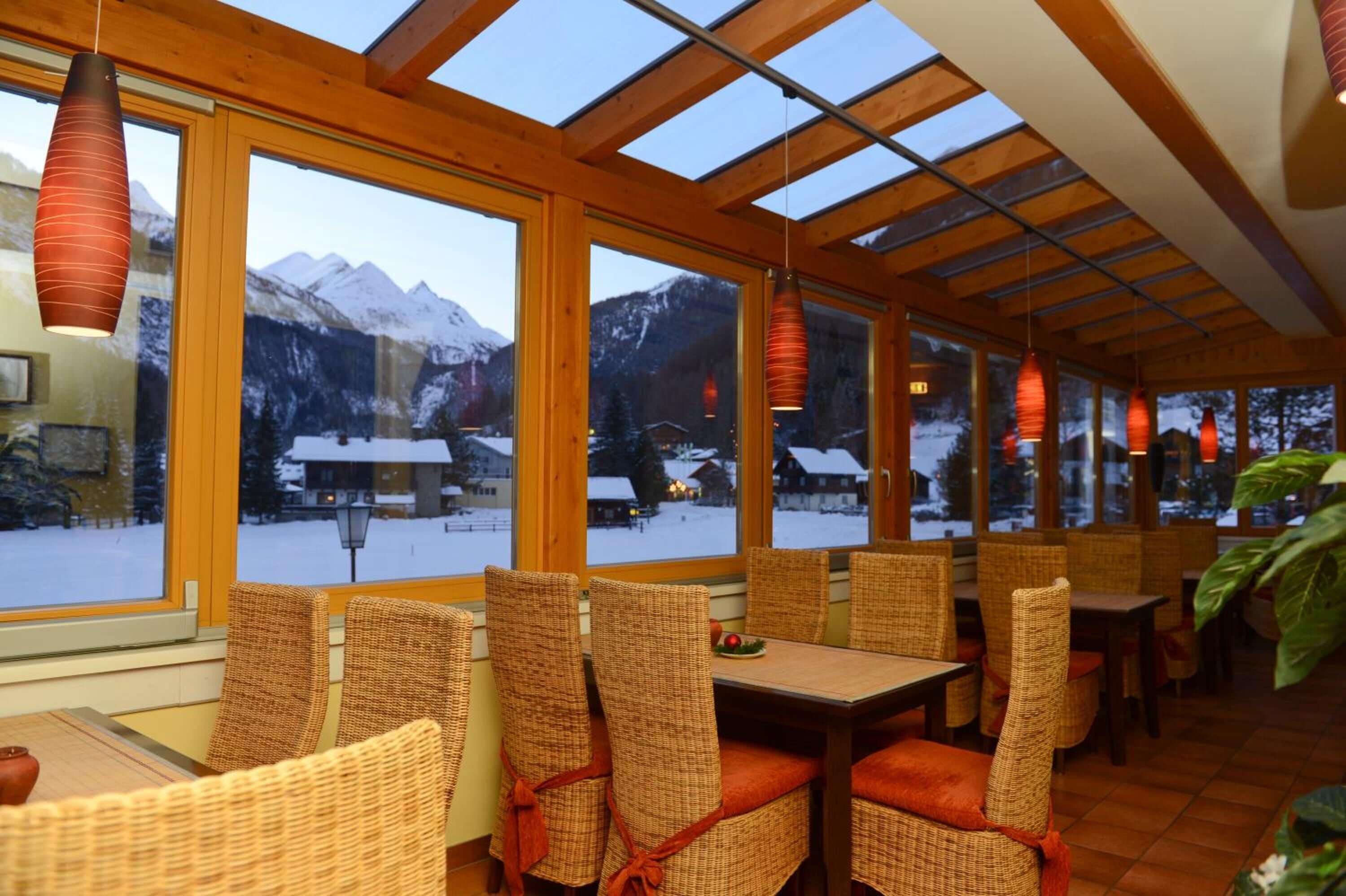 breakfast, lunch, dinner served; international cuisine