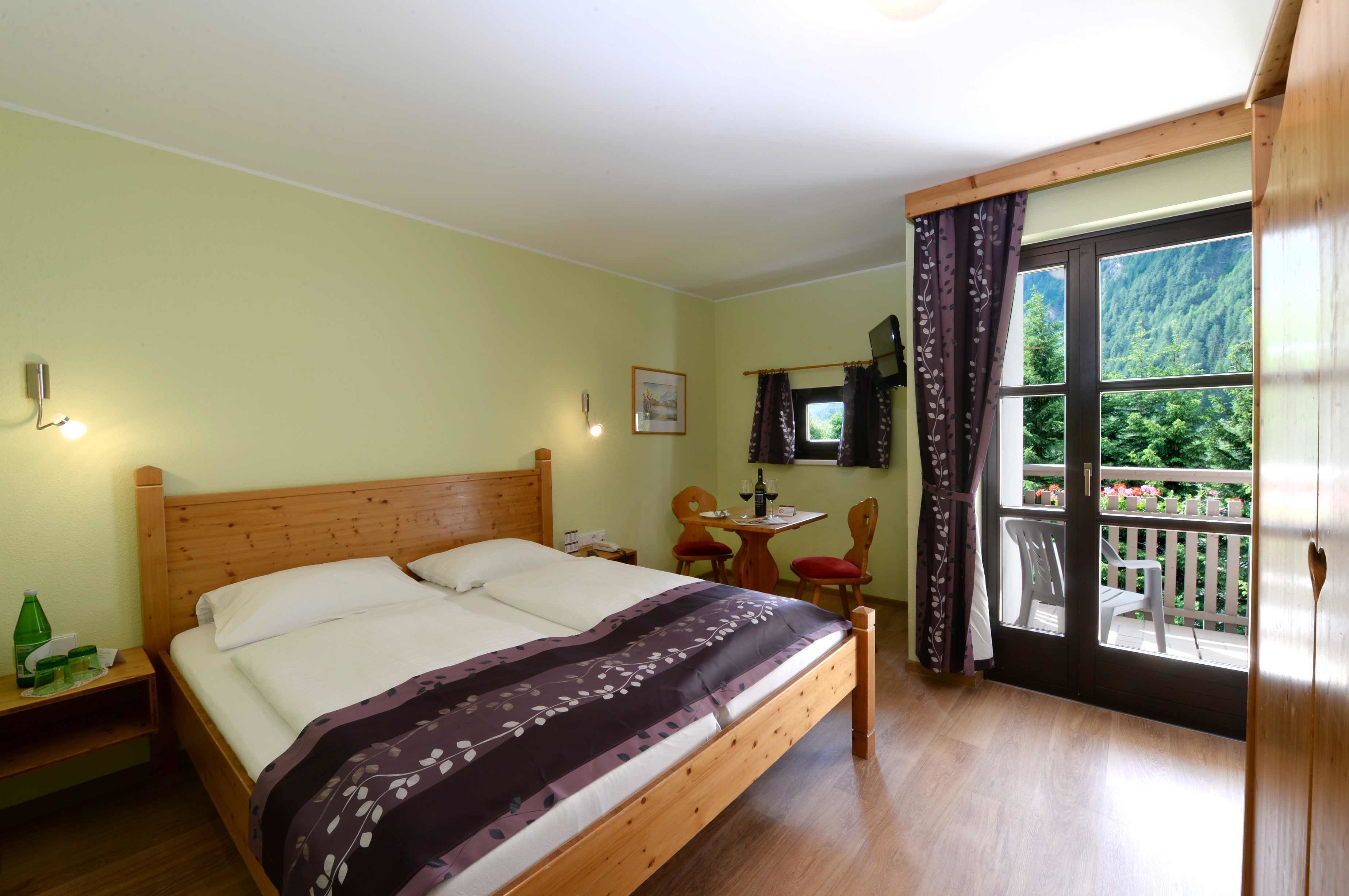 standard double room, balcony | hypo-allergenic bedding, in-room safe, desk, iron/ironing board