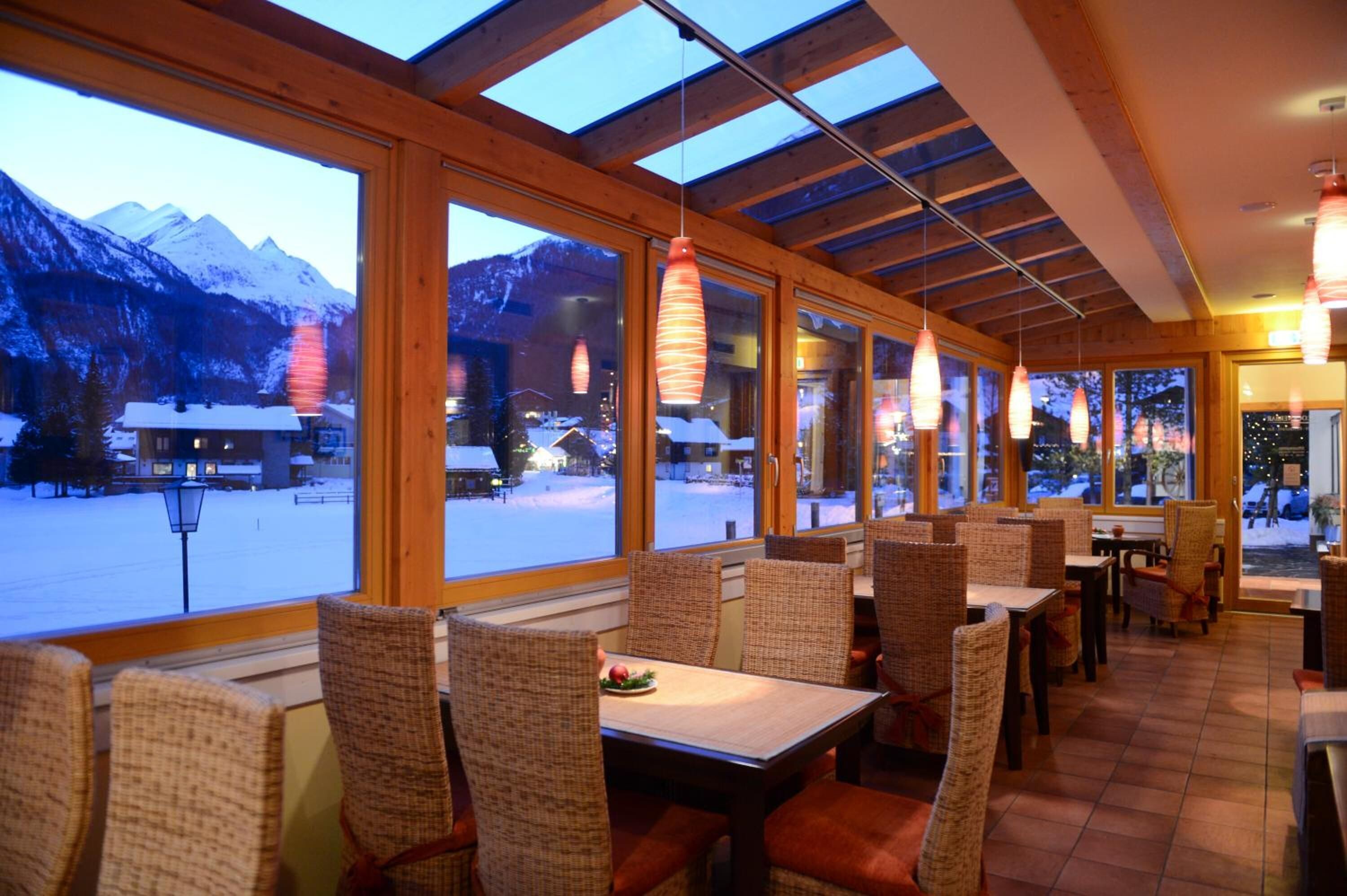 breakfast, lunch, dinner served; international cuisine