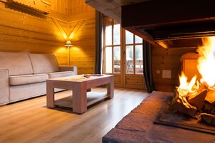 Appartement Premium, 1 chambre, cheminée, vue montagne ( accessible par escalier ) | Zona de estar | Una televisión de pantalla plana