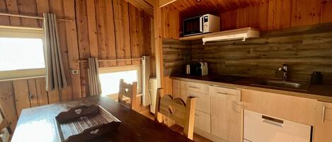 Interior de madera con cocina, que incluye una encimera, un lavabo y armarios.