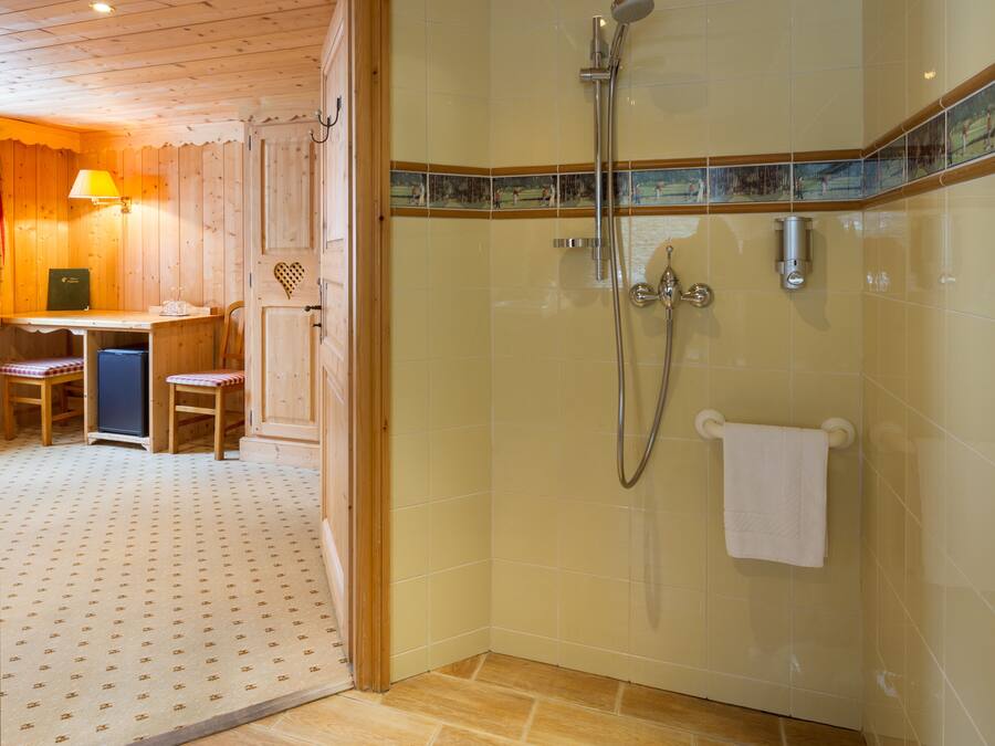 Ein Badezimmer mit Dusche, Handtuchhalter und Waschbecken.