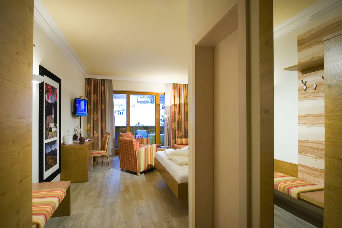 Une chambre d’hôtel équipée d’un lit, d’un bureau, d’une chaise et d’un téléviseur.