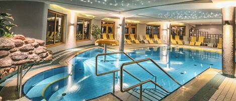 Piscine couverte, chaises longues