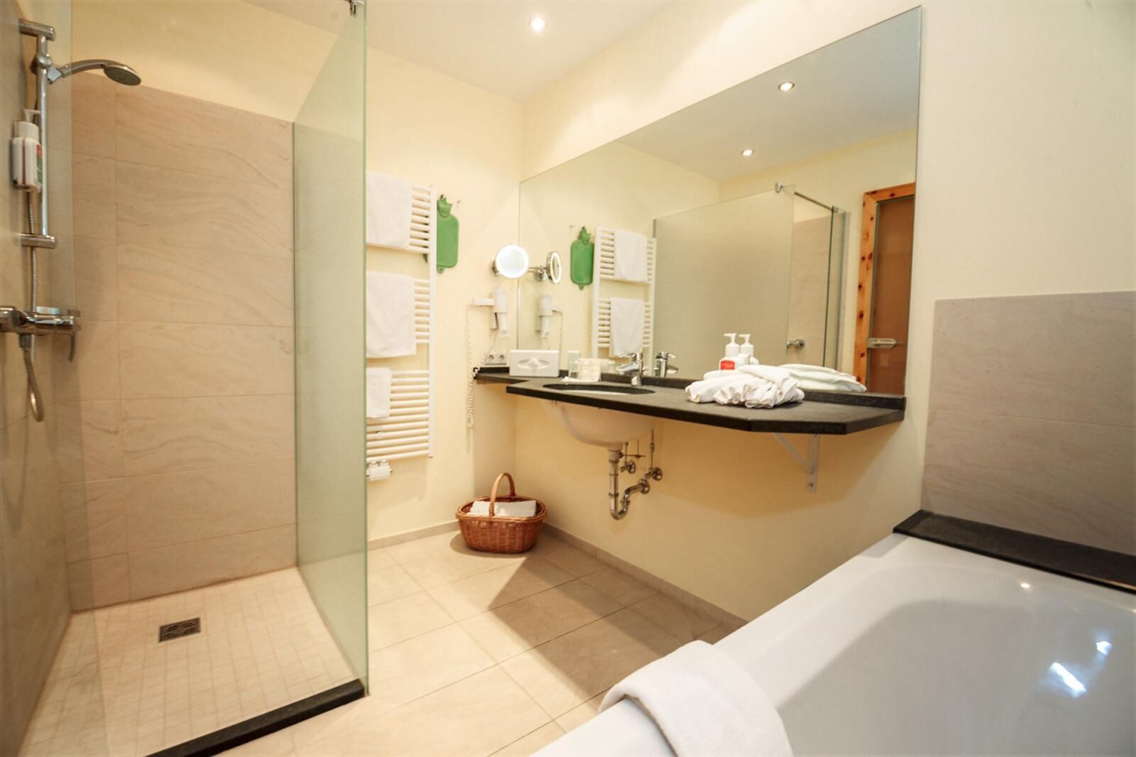 design studio suite | bathroom | free toiletries, hair dryer, bathrobes, towels