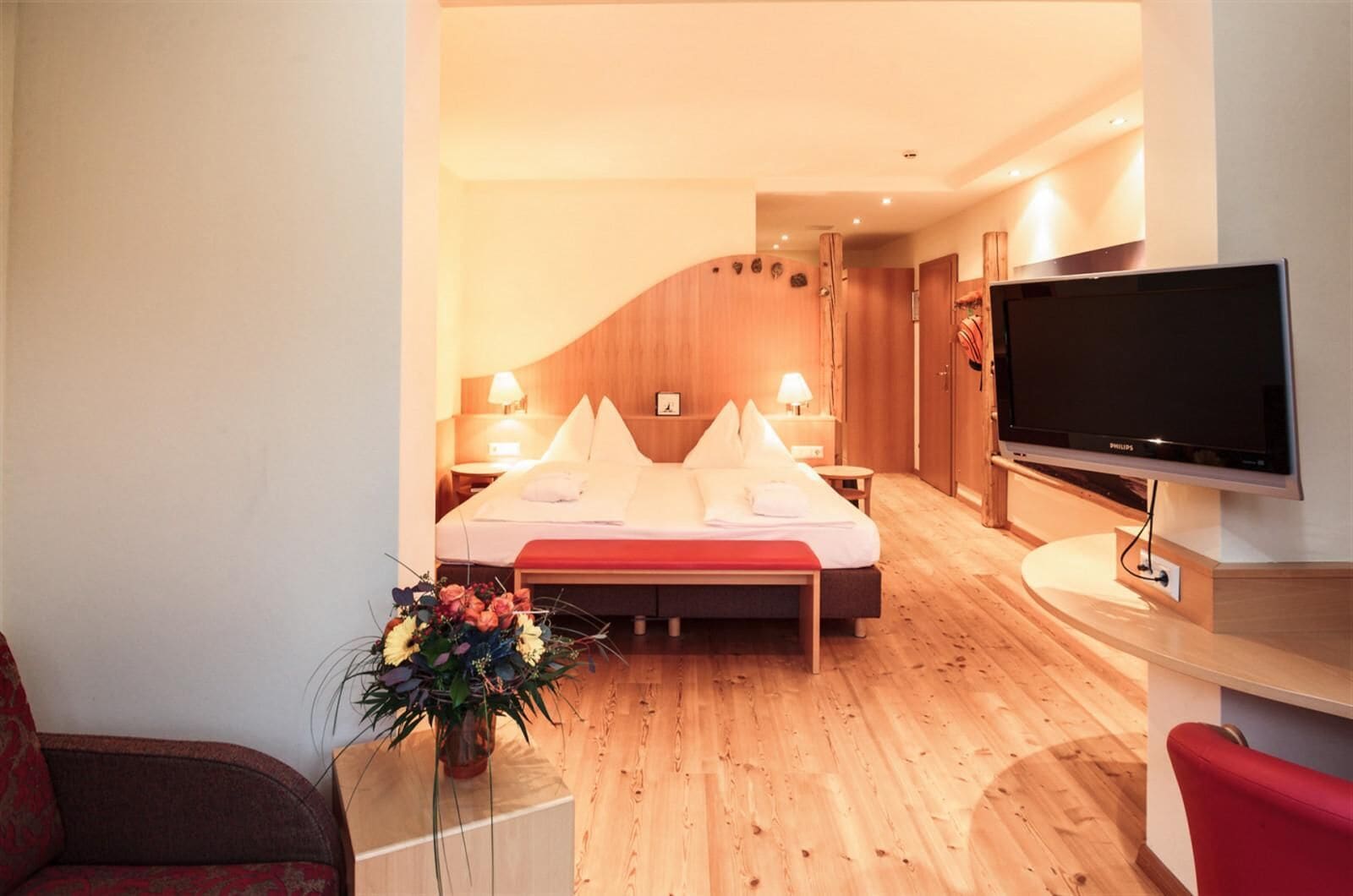 Une chambre d’hôtel équipée d’un lit, d’une télévision, d’un bureau et d’une chaise.