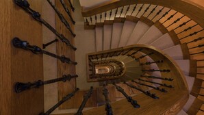 A spiral staircase with wooden steps and metal handrails. - Nationalpark Lodge Grossglockner (Heiligenblut)