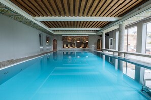 Indoor pool, pool umbrellas, pool loungers - Nationalpark Lodge Grossglockner (Heiligenblut)