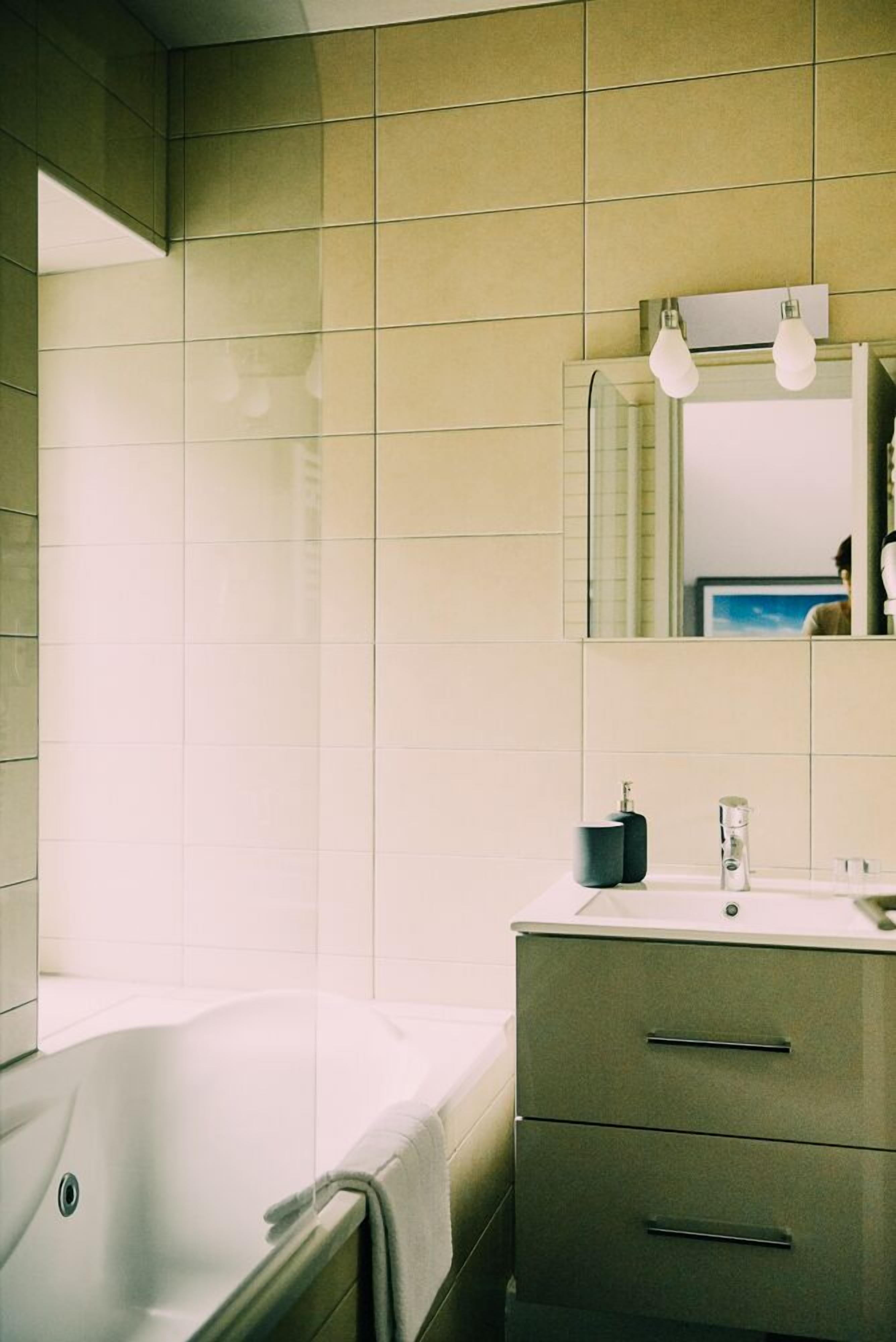 combined shower/bathtub, free toiletries, hair dryer, towels